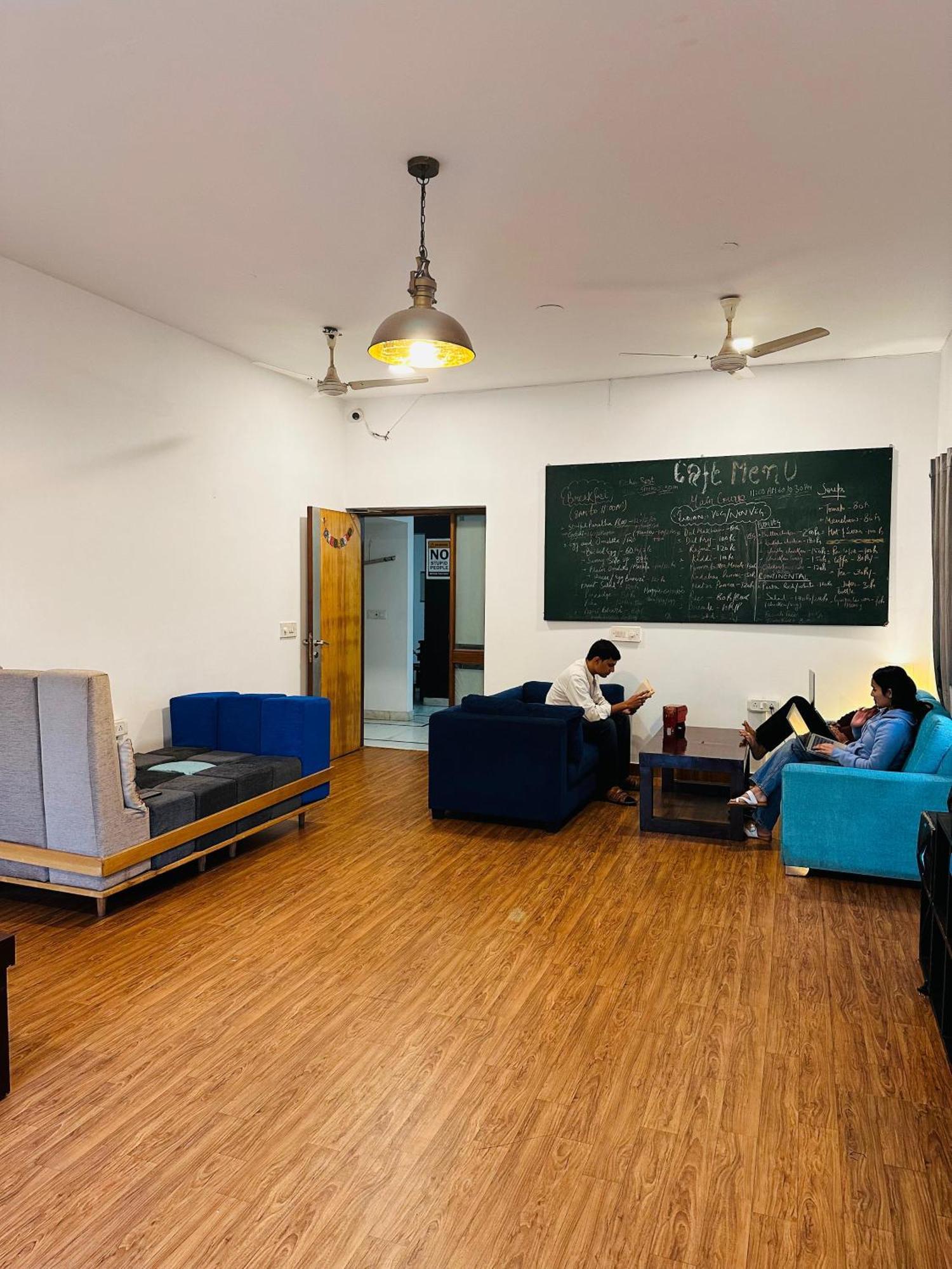 A Sleepy Fox Hostel Ню Делхи Екстериор снимка
